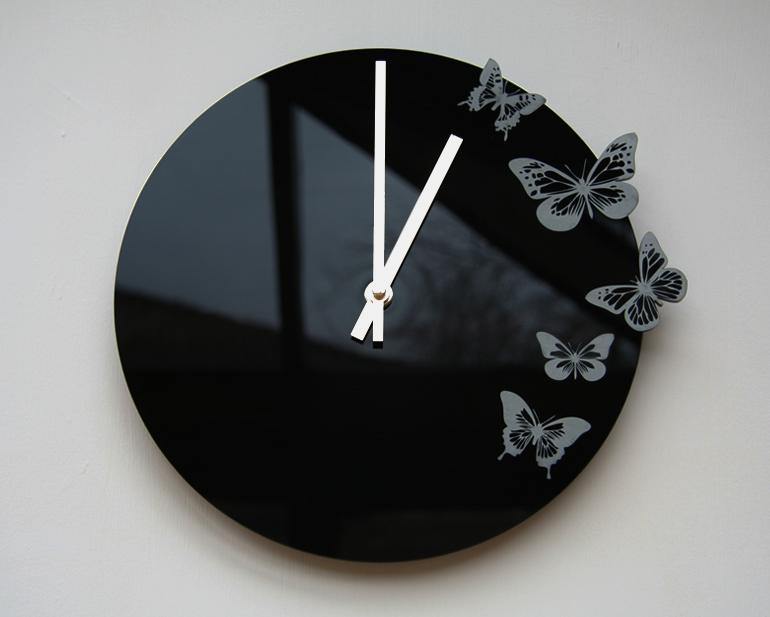 Nástěnné hodiny s motýlky